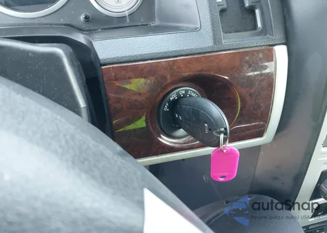 2010 Chrysler Town & Country Touring Plus z USA, uszkodzony, nr VIN 2A4RR8D19AR442324